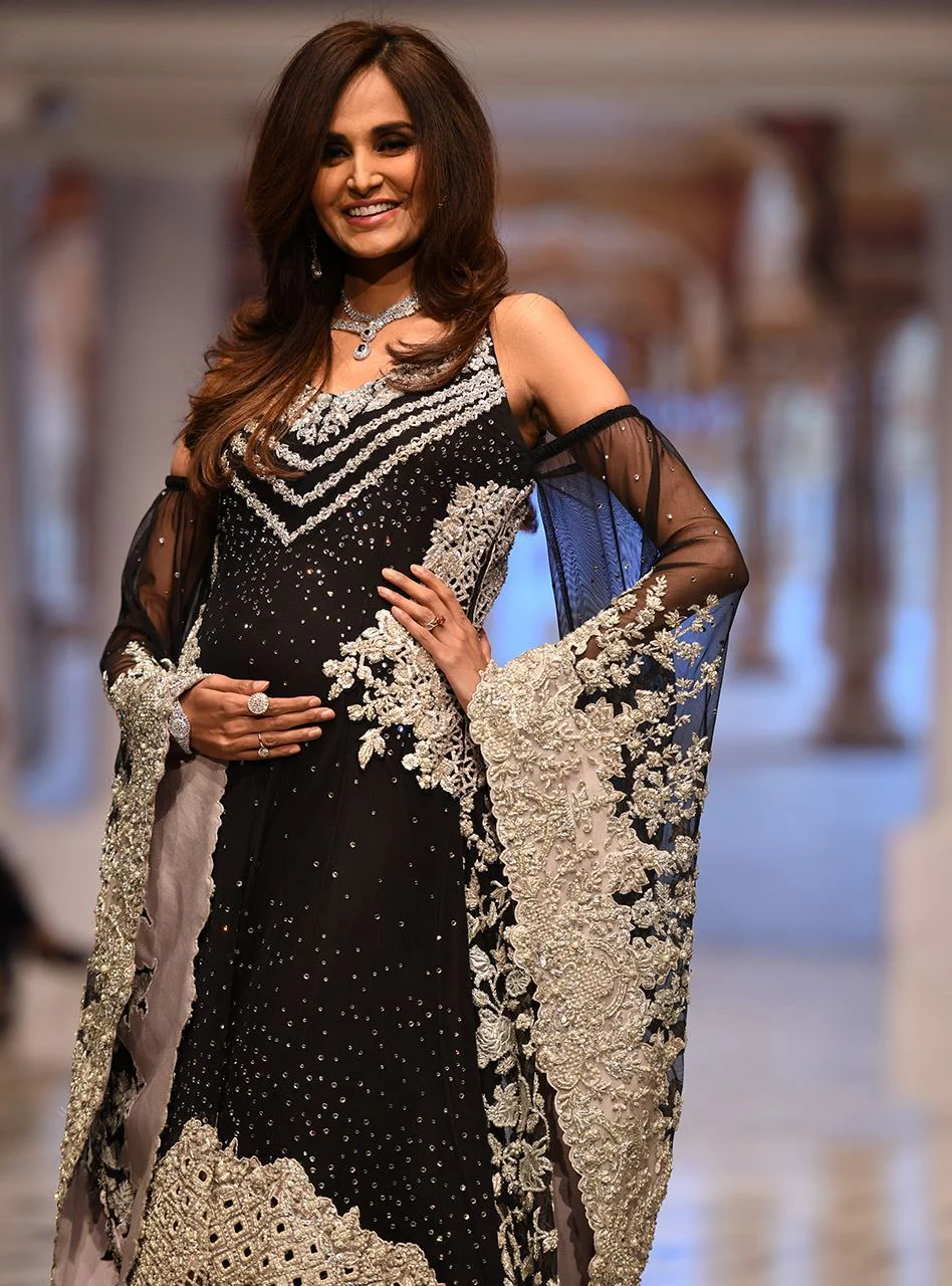 Black Gown - D 54 - Image 3
